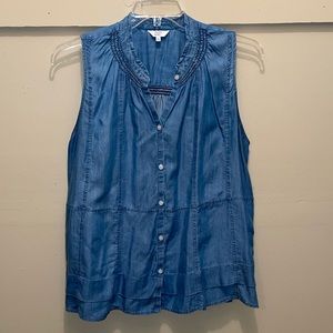 Crown & Ivy chambray sleeveless top. Size Large.